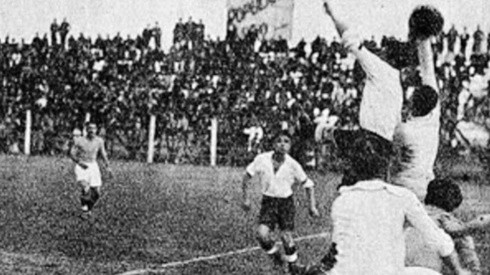 Colo Colo vs. U. de Chile en 1935, el primer superclásico del fútbol nacional cuando aún no pensaba ser derbi.