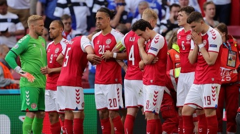 Los jugadores de Dinamarca y Finlandia se retiraron de la cancha y el partido fue suspendido.