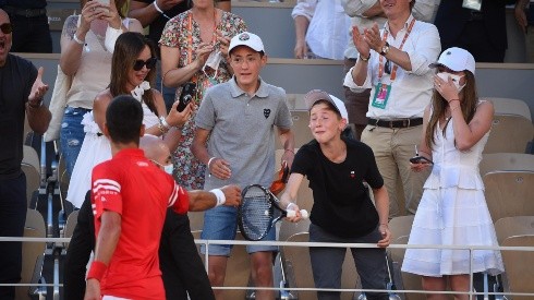El momento en que Djokovic le entrega la raqueta a un niño