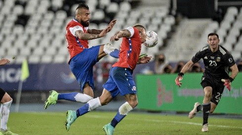 Edu Vargas se adelantó hasta a Vidal y puso el gol del 1-1 para Chile contra Argentina.