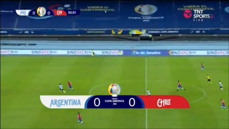 Lautaro se posiciona para esperar al cabezazo