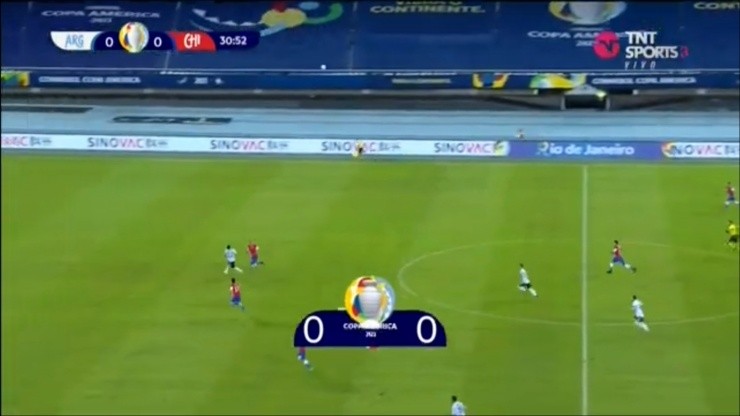 Guillermo Maripán gana la posición por fuera y se adelanta al argentino