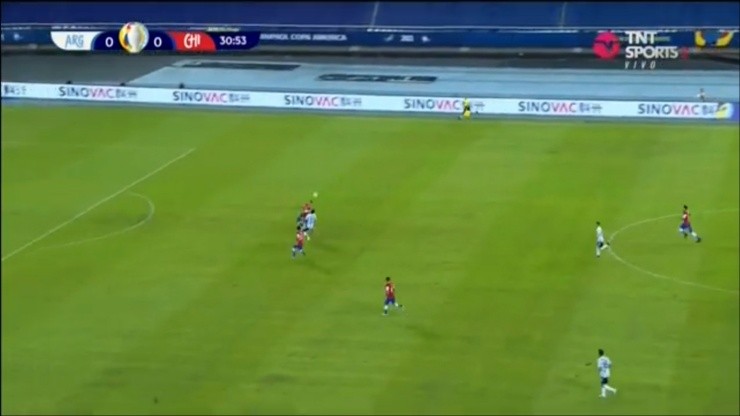 Maripán se eleva y rechaza el balón con un cabezazo