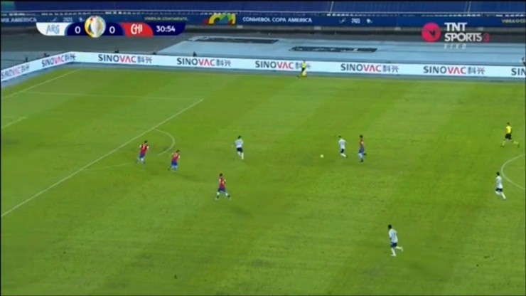 Giovani Lo Celso recoge el balón y se enfila hacia la portería de Bravo