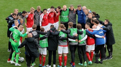 Dinamarca pasó por un difícil momento tras el paro cardíaco de Christian Eriksen. Foto: Getty.