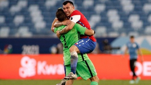 Bravo y Medel se abrazan luego del gol de Edu Vargas