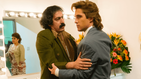 Martín Bello junto a Diego Boneta en una escena de la primera temporada de Luis Miguel, la serie.