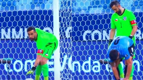 Claudio Bravo y Luis Suárez en los minutos finales del duelo entre Chile y Uruguay