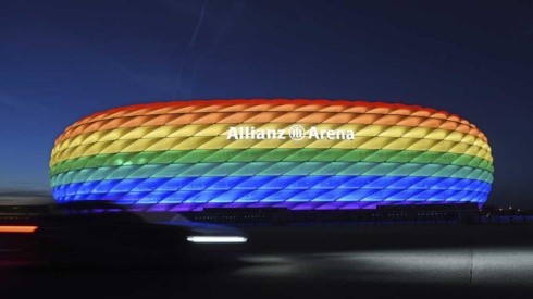 El Allianz Arena con la bandera de LGBT en partido del Bayern Munich