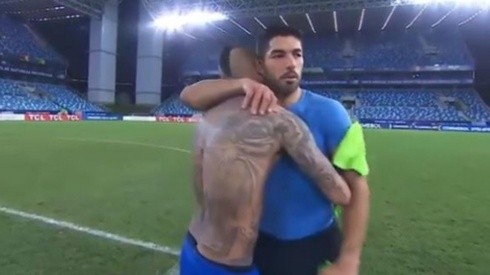 Arturo Vidal y Luis Suárez se abrazan tras el partido en Cuiabá