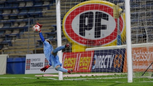 Bernedo tuvo un estreno soñado, atajando un penal para darle vida a la UC en Copa Chile.