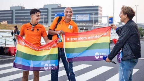 Hinchas holandeses llegaron con banderas LGBT a Budapest