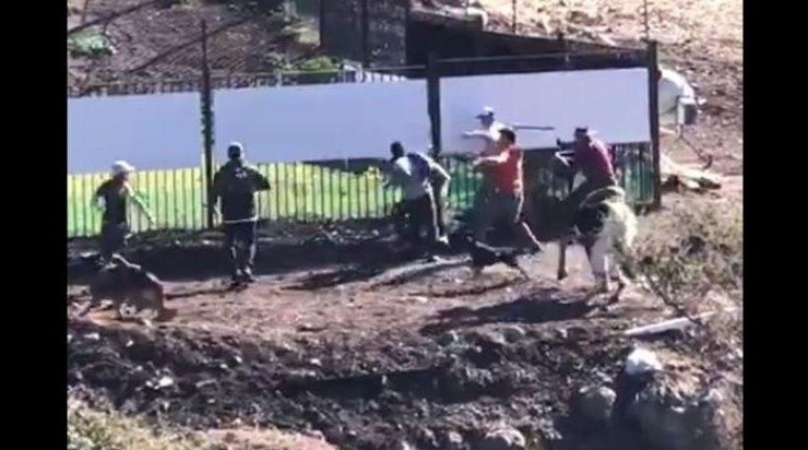 Momento exacto donde Mark González es agredido por varios hombres (Pantallazo)