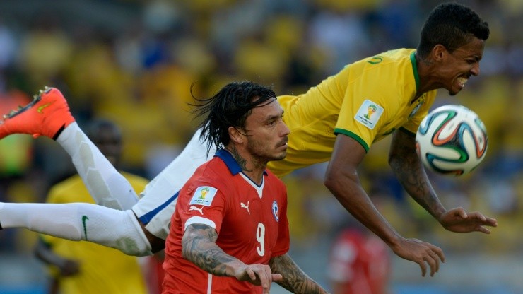 Mauricio Pinilla ante Brasil por la selección chilena