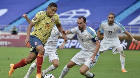 Uruguay y Colombia juegan un apretado partido en cuartos.