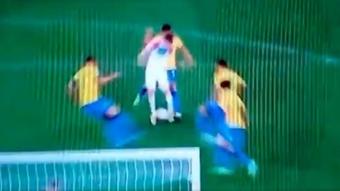 Charles Aránguiz cae después de un supuesto contacto con Casemiro, en la polémica del duelo entre Chile y Brasil por Copa América