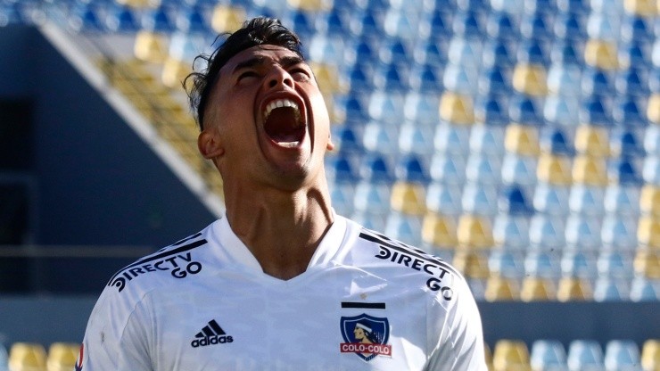 Iván Morales celebra con los ojos al cielo su gol ante Everton en abril. Foto: Agencia Uno