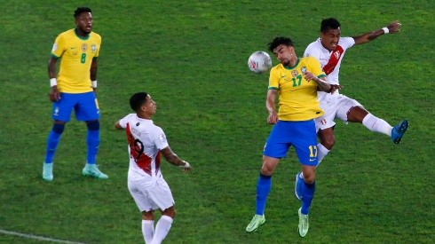 Perú cayó ante Brasil con gran polémica arbitral.