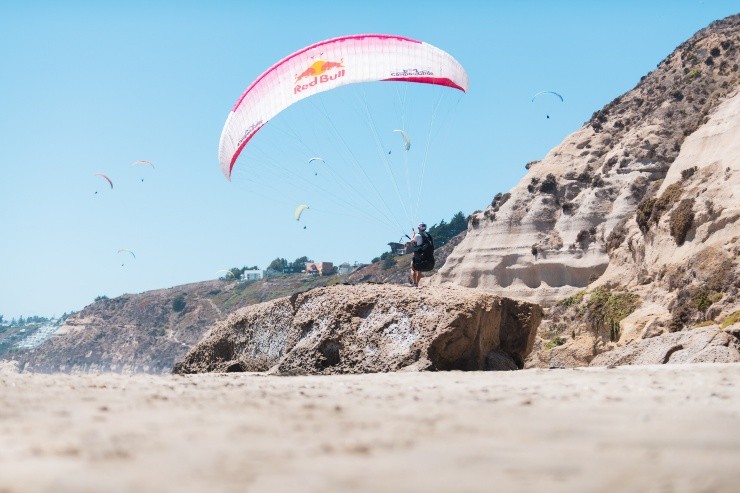 Víctor Bicho Carrera va por el primer lugar del Mundial de Parapente Acrobático. | Foto: Red Bull Content Pool.
