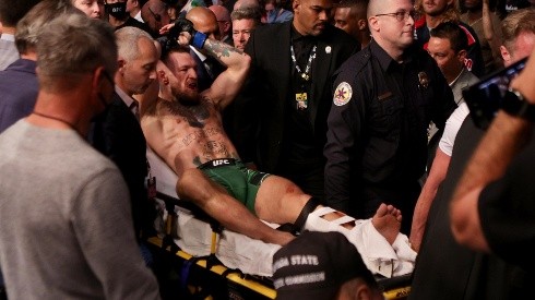 McGregor debió salir en camilla tras su terrible lesión
