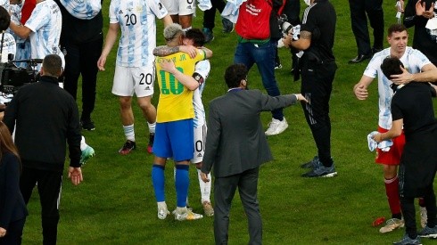 El abrazo de Neymar con Messi