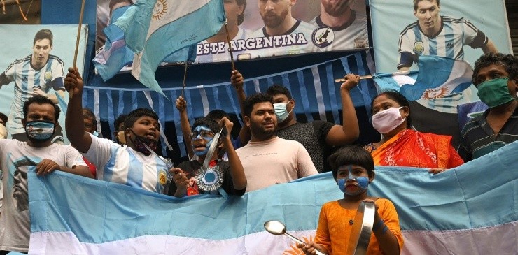Hinchas indios celebrando el título de Argentina