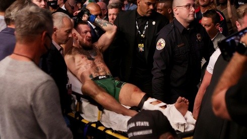 McGregor no pudo seguir en el combate tras sufrir una grave lesión