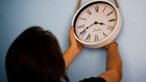 Cuando se de paso al horario de verano se deberá adelantar una hora los relojes.
