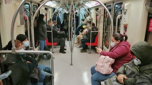 Metro de Santiago amplió sus horarios para este domingo.    Foto: Agencia Uno.