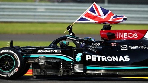 Hamilton ganó en Gran Bretaña pese a la sanción de 10 segundos por sacar de pista a Verstappen.