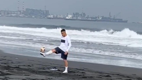 Alexis Sánchez se lució dominando la pelota en la playa de Tocopilla