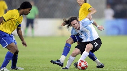 Dinho dejó de lado la tristeza por su país natal para alegrarse por su amigo y ex colega, Messi.