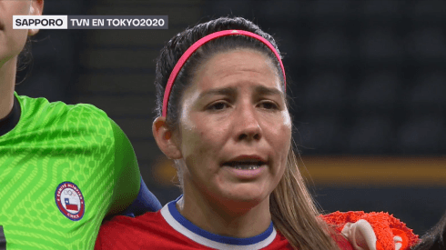 La Jefa Carla Guerrero y su emoción con el himno de Chile en el debut de los Juegos Olímpicos de Tokio.