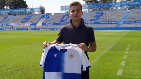 Xavi Planas posa con la camiseta del Sabadell, la nueva estación en la que se detiene su tránsito al profesionalismo en España