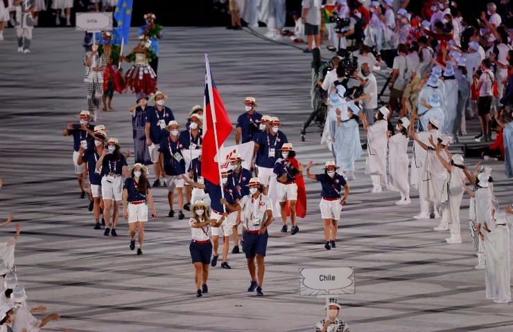 El paso del Team Chile junto a Francisca Crovetto en el desfile de la Ceremonia de Apertura de los Juegos Olímpicos Tokio 2020. | Foto: TVN.
