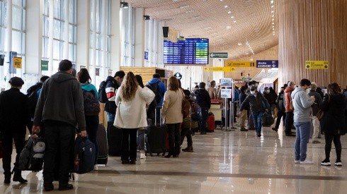 A partir del lunes 26 los chilenos y extranjeros que cuenten con su Pase de Movilidad podrán salir del país