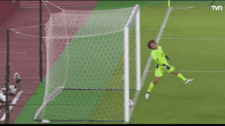 El cabezazo de Francisca Lara dio en el travesaño y luego en la línea de meta