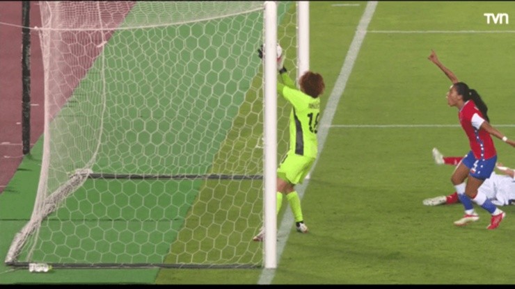 La arquera japonesa captura el implemento en una polémica posición, que no fue resuelta por la tecnología