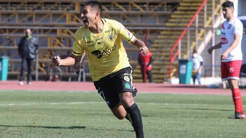 Lautaro de Buin sorprendió a Valdivia y lo bajó del liderato de la 2° división profesional.