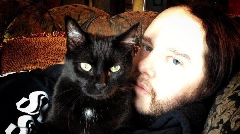 El ex baterista de Slipknot, Joey Jordison, junto a su gato McGee.