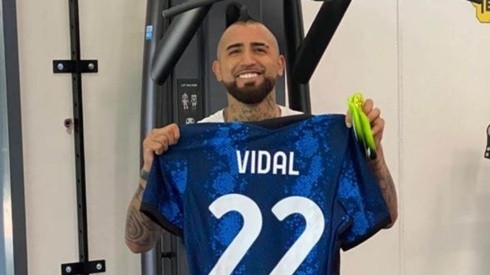 Vidal posando con la nueva camiseta del Inter