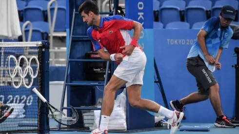 Djokovic reventando su raqueta contra el suelo