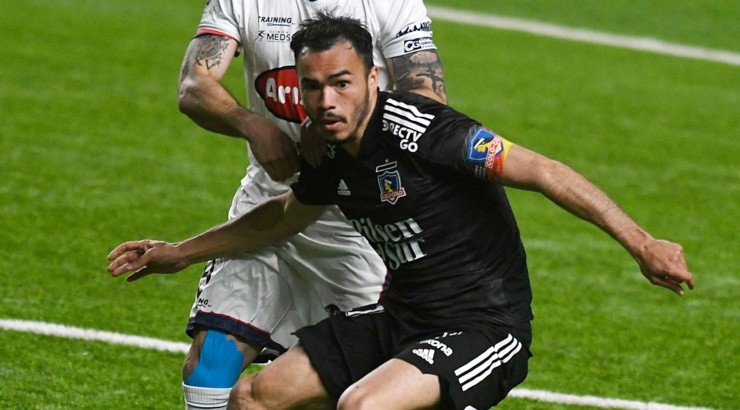 Suazo cometió un error que por poco le cuesta caro a Colo Colo. Foto: Agencia Uno