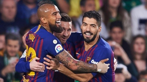Lionel Messi abrazado por dos de sus grandes amigos en el fútbol: Arturo Vidal y Luis Suárez, que emocionó con sus palabras en la salida de la Pulga del Barcelona.