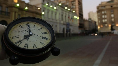 Queda un mes para el cambio de hora en el país.  (Foto: Agencia Uno).