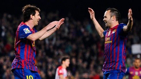 Andrés Iniesta no se conforma con ver a Lionel Messi con otra camiseta que no sea la del Barcelona