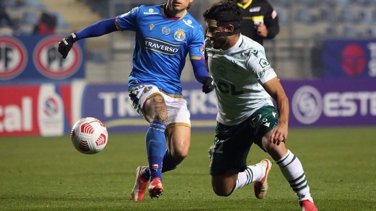 Gabriel Rojas recibió un claro empujón en la antesala del único gol del partido en la derrota de Wanderers. Pero el VAR no podía hacer nada.