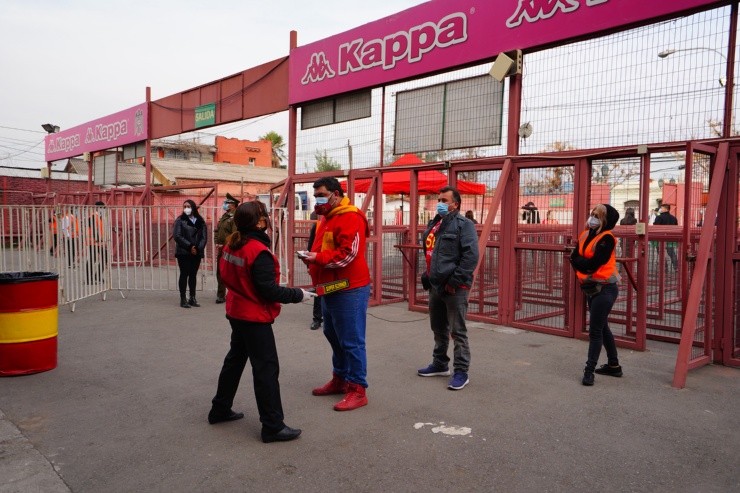 Con mucha calma fue el ingreso de los fanáticos. (Foto: Guillermo Salazar)