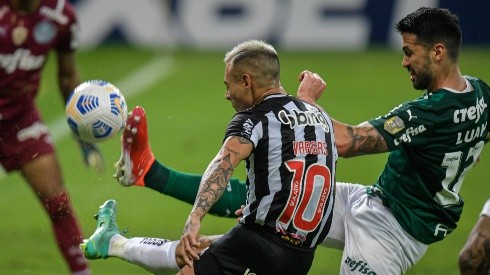 Eduardo Vargas titular en el partido de Atlético Mineiro ante Palmeiras.