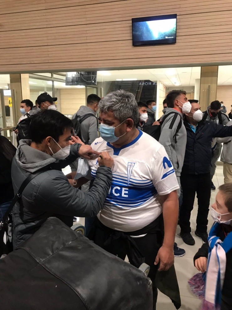 Edson Puch firmó camisetas y se fotografió con los hinchas de la UC(FOTO: Cruzados)